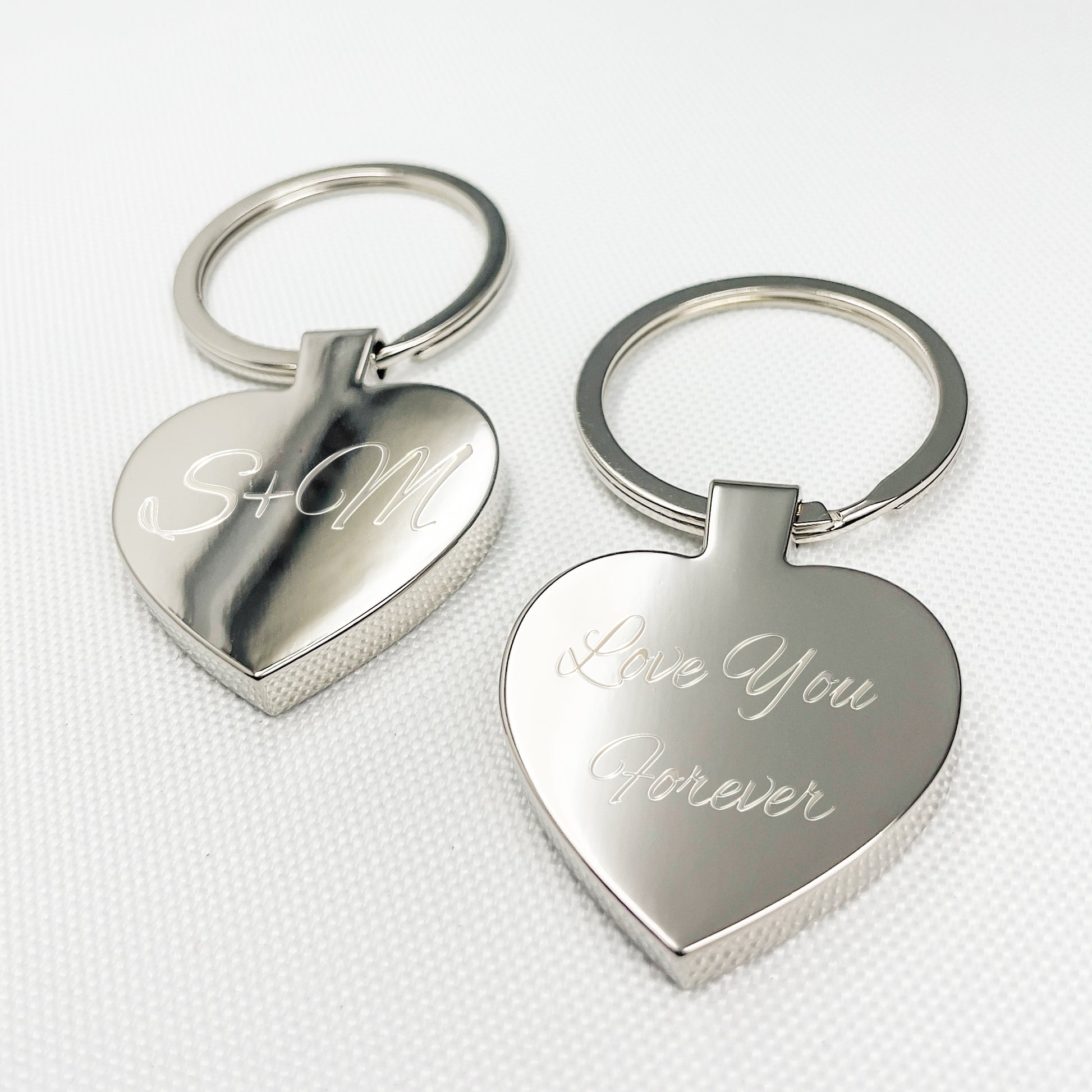 Elegant silver heart keychain with engraved name, date, or message – Timeless accessory for everyday memories